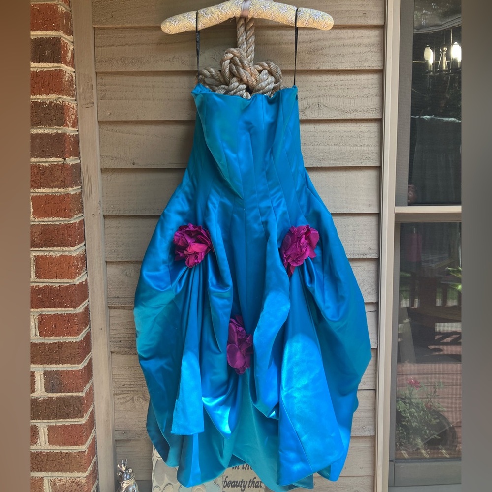 Stunning Artful Betsey Johnson Strapless Turquoise Dress with fuchsia flowers